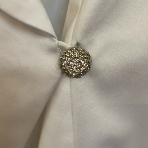 J. R. Nites Woman white jacket with sparkly front button and sheer sleeves. 16W - Picture 2 of 9